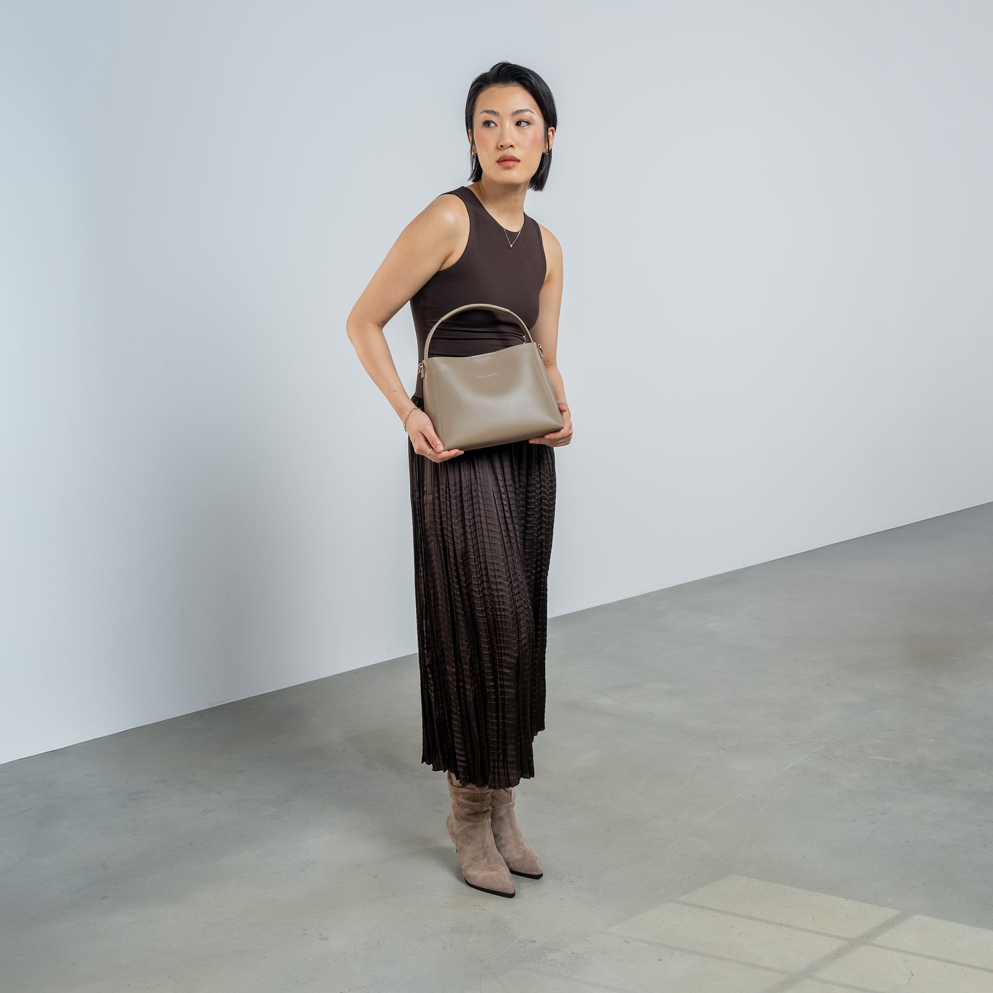 Montmartre Béatrice Midi taupe vegetable tanned leather handbag