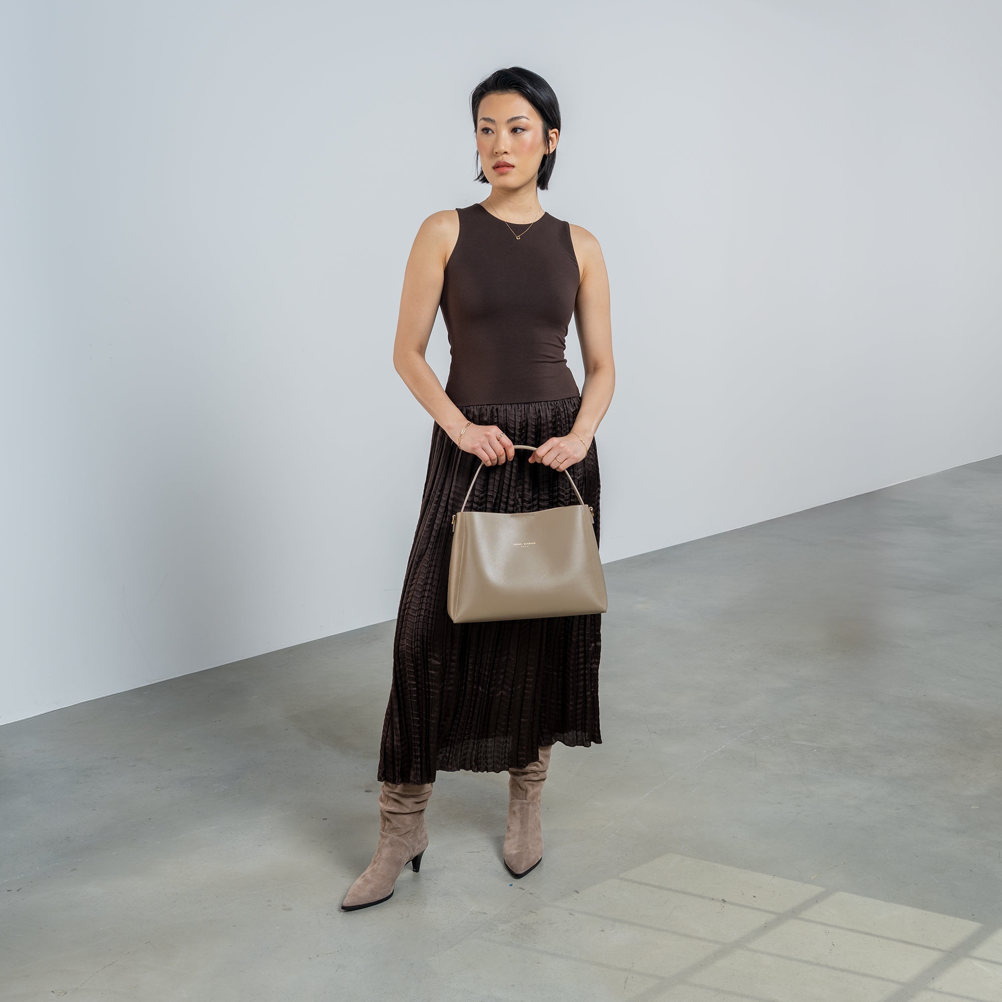 Montmartre Béatrice taupe vegetable tanned leather handbag