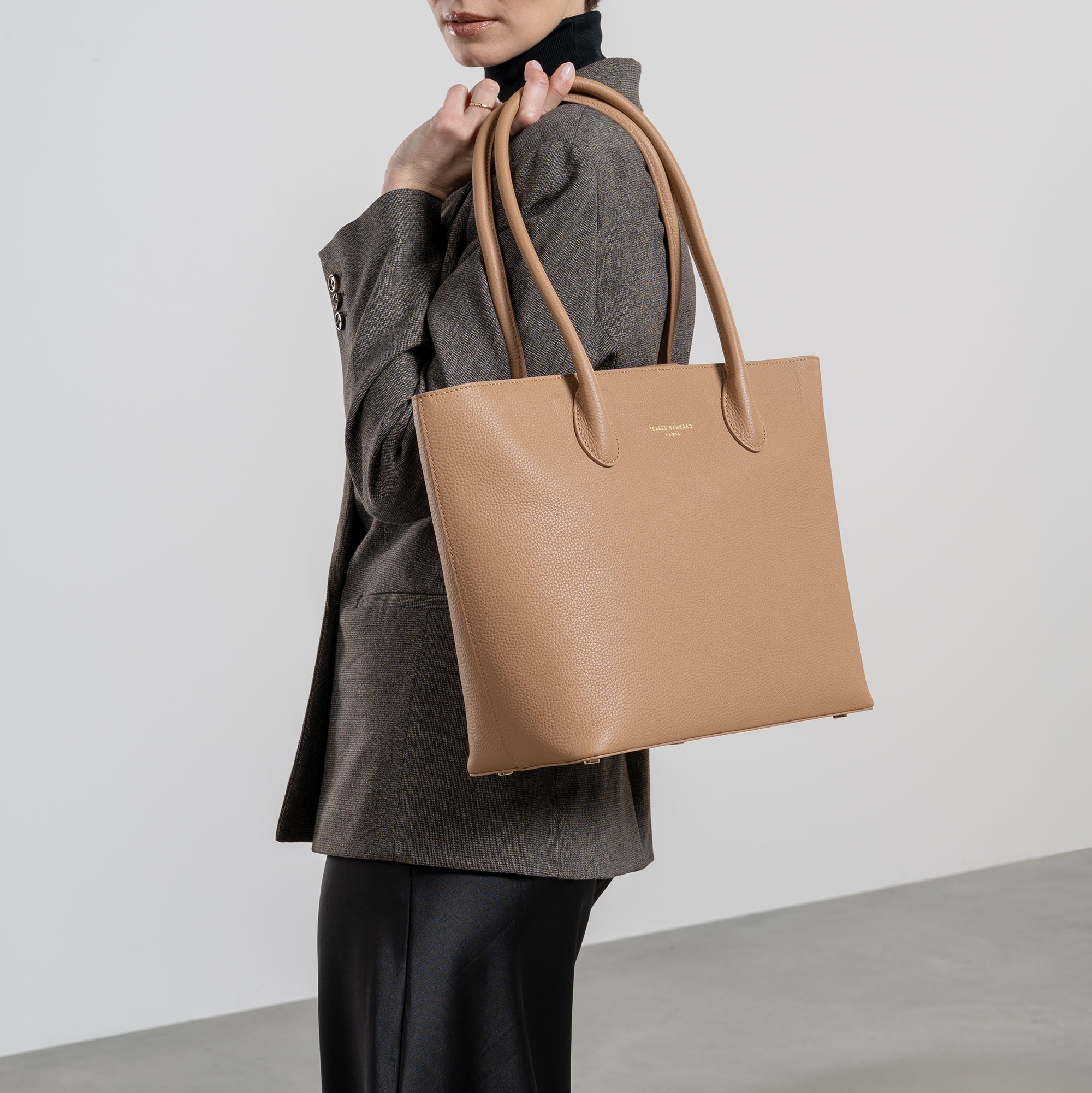 Cadeau d'Isabel camel calfskin leather shopper and wallet set