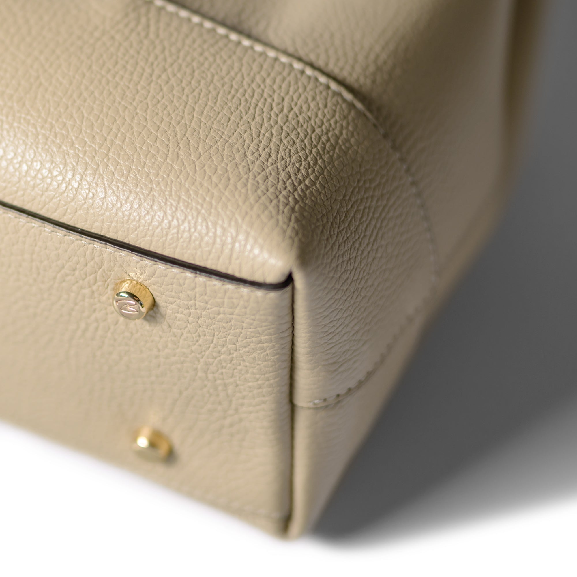 Femme Forte Macie taupe calfskin leather shoulder bag