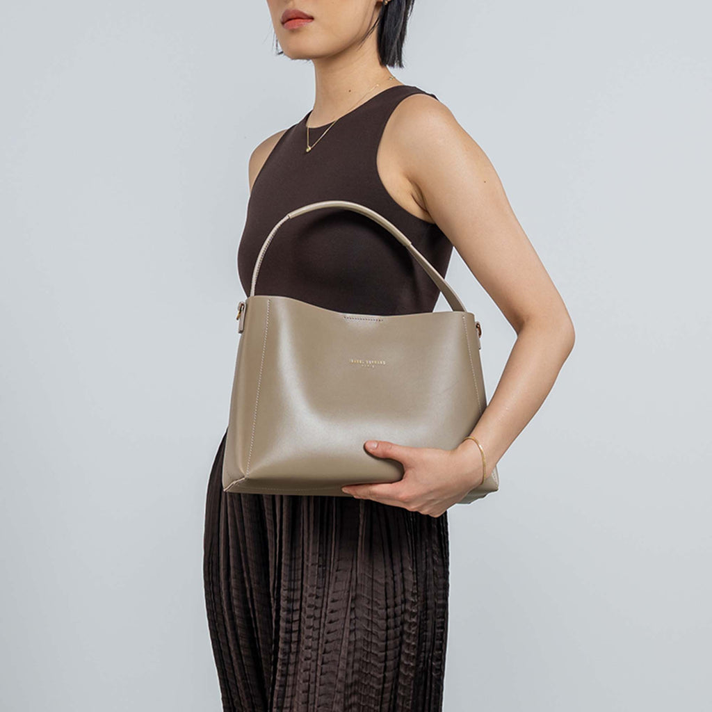 Montmartre Béatrice taupe vegetable tanned leather handbag